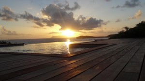 vue-mer-paysage-coucher-de-soleil-débordement-piscine-deck_villa-location-de-luxe01813